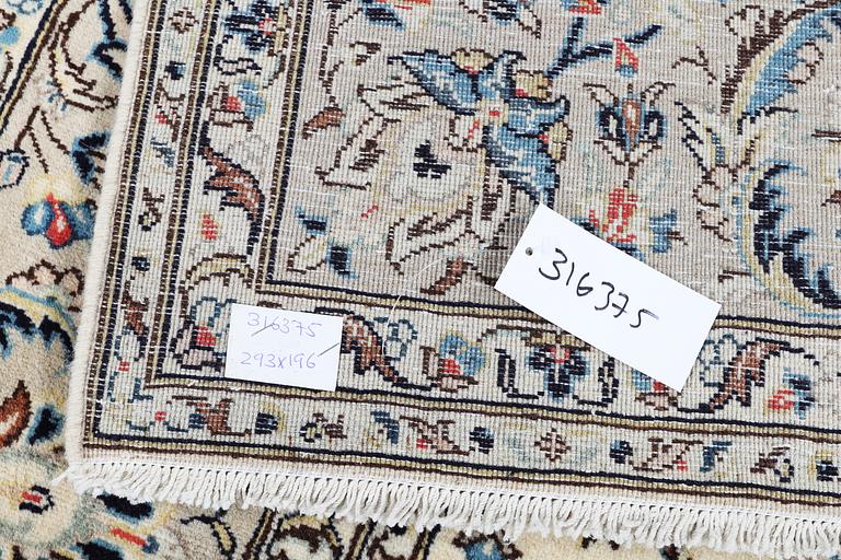 A carpet, Kashan, ca 293 x 196 cm.