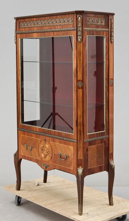 VITRINSKÅP, Louis XVI-stil, 1900-talets mitt.