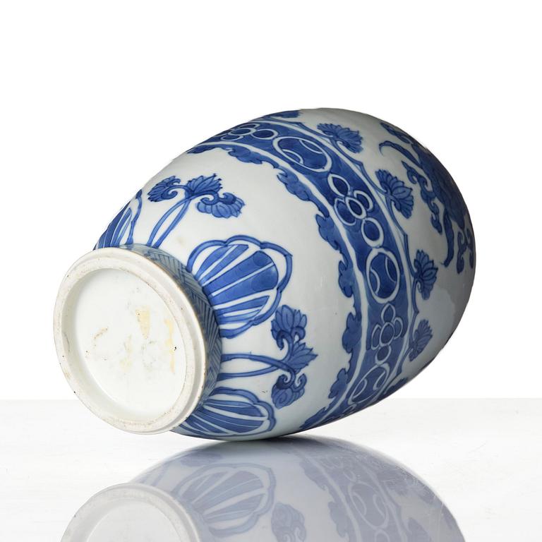 Urna, porslin. Qingdynastin, Kangxi (1662-1722).