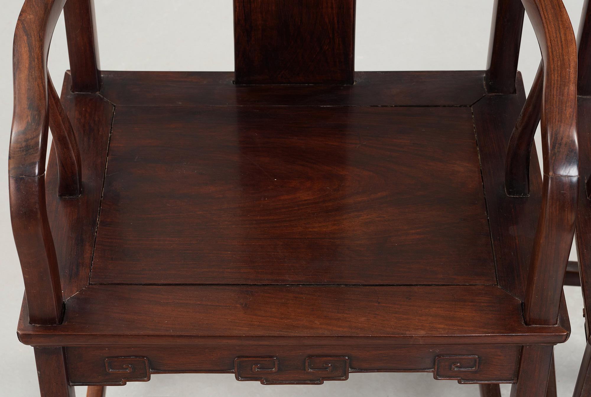 STOLAR, två stycken, hardwood. Sen Mingdynasti.