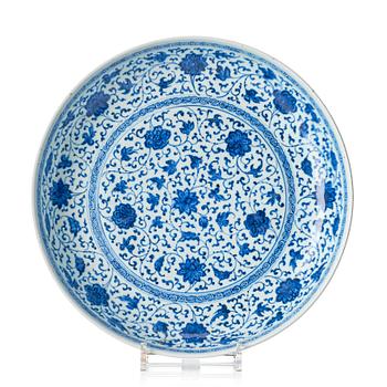 1105. A blue and white ming style dish, Qing dynasty, 18th century.