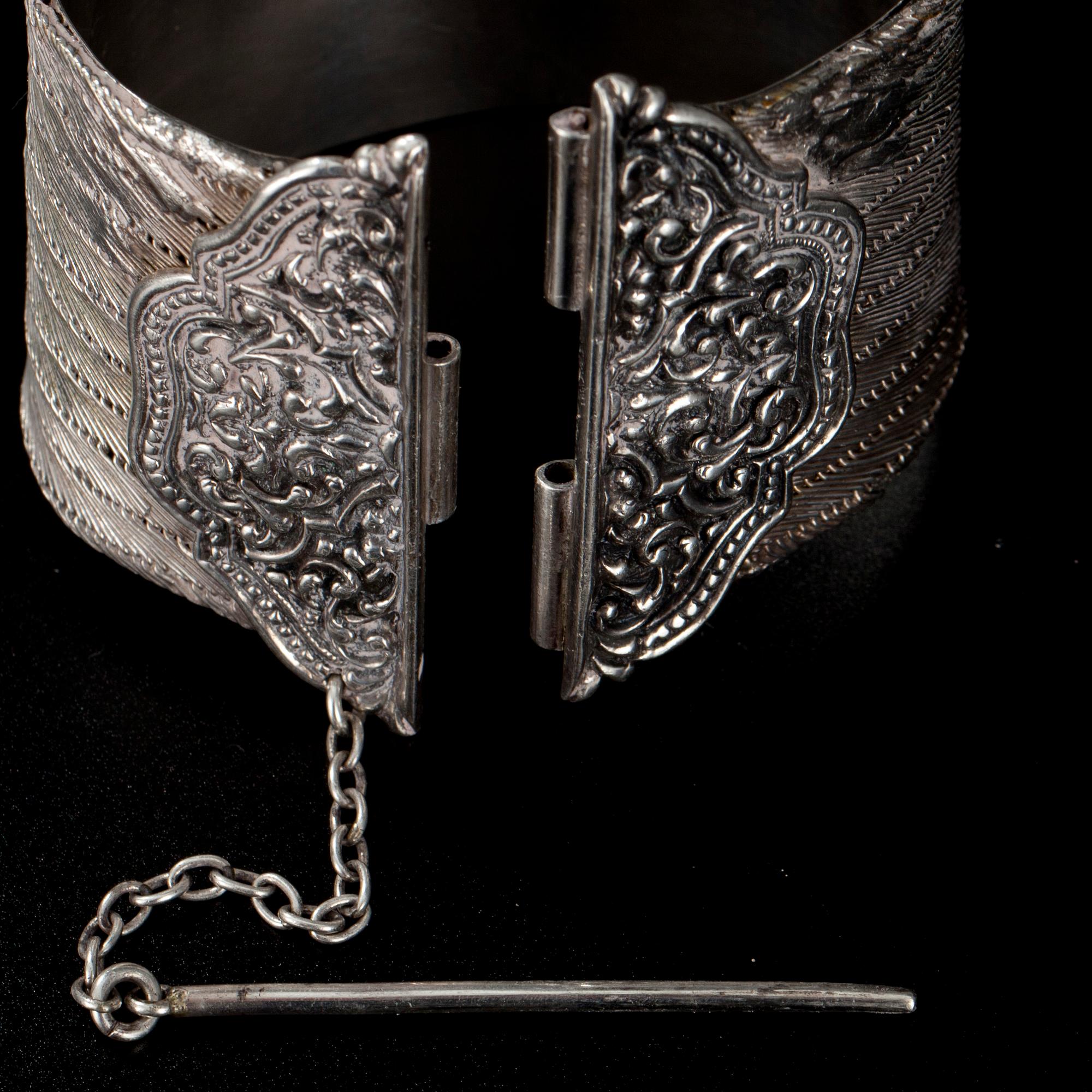 ARMBAND, silver. Mellanöstern 1900-talets första hälft. Vikt 65,5 g.