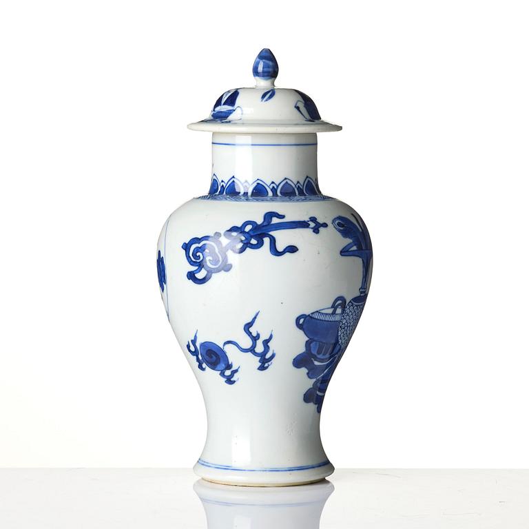A blue and white vase with cover, Qing dynasty, Kangxi (1662-1722).
