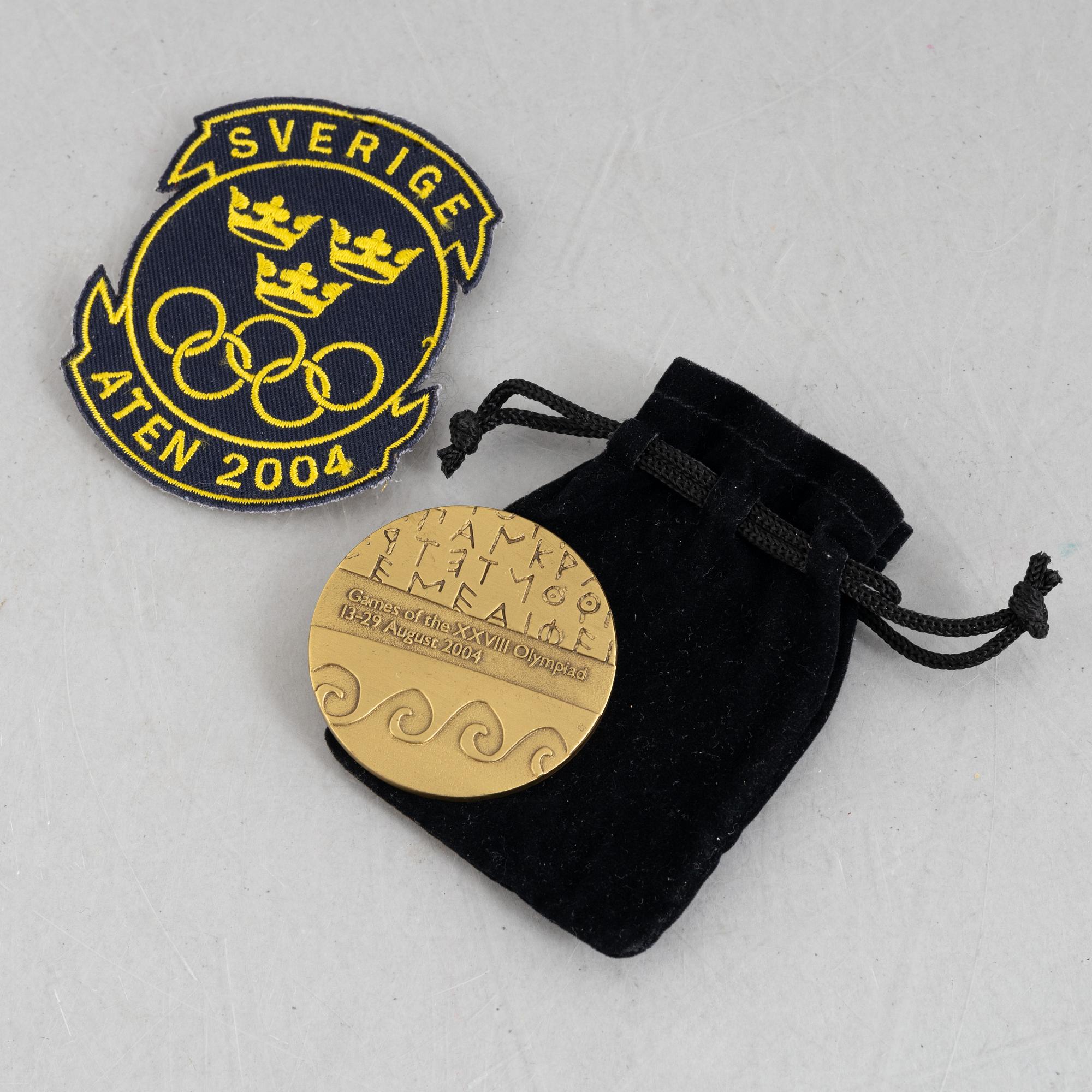 Deltagarmedalj OS, Aten 2004 samt tygmärke för den svenska OS-truppen.
