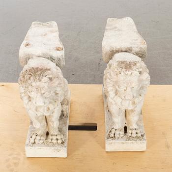 BÄNKUNDERREDE I FORM AV BEVINGADE LEJON, ett par, stenmassa.