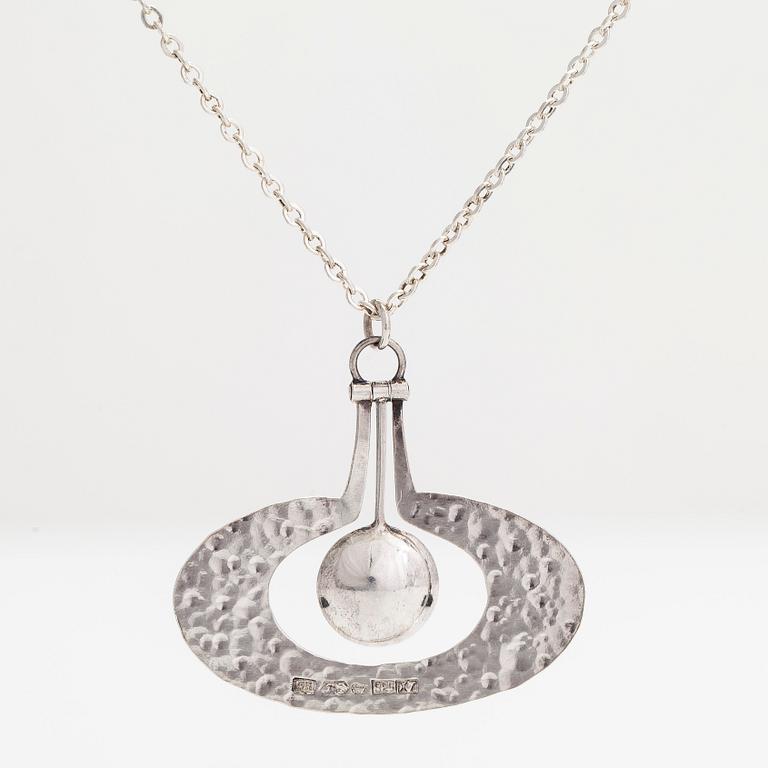 Tapio Wirkkala, halsband "Päron", sterlingsilver. Kultakeskus, Tavastehus 1975.