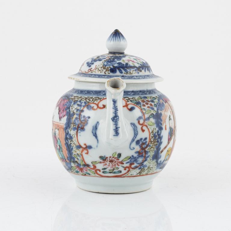 A porcelain teapot, Qing dynasty, around 1800.