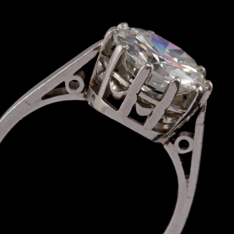A circa 2.50 cts old-cut diamond ring. Quality circa G-H/SI.