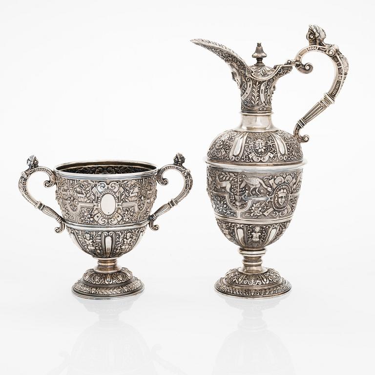 Vinkanna och bägare, sterlingsilver, Alfred Ivory, London 1864 resp. James Dixon & Sons Ltd, Sheffield 1895.