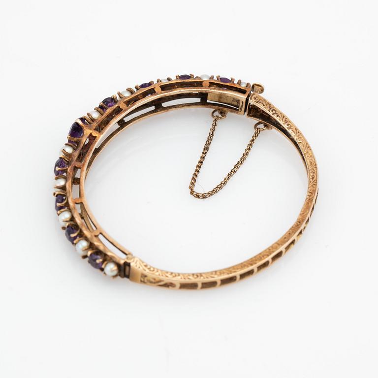 Armring, guld med ametister och pärlor.