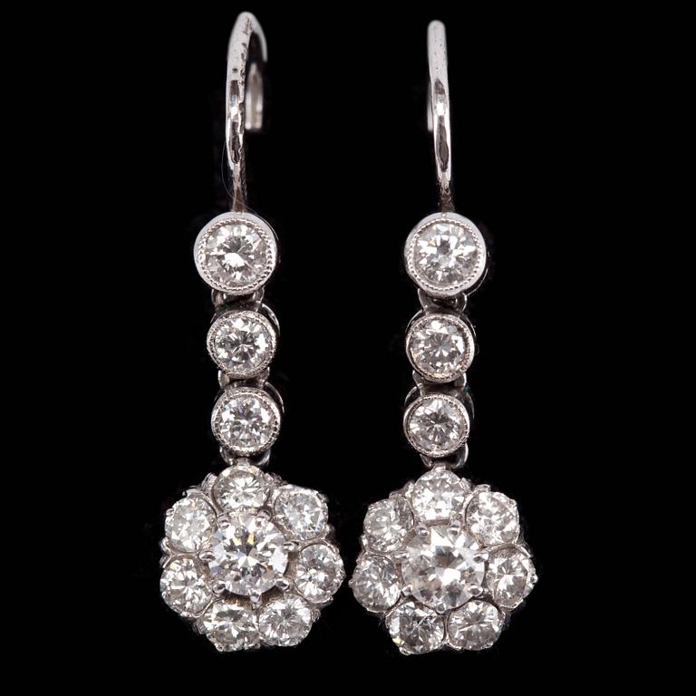 ÖRHÄNGEN, ett par. 18k vitguld med briljantslipade diamanter, tot ca 1,40 ct. Gustav Dahlgren & Co, Malmö 1955.