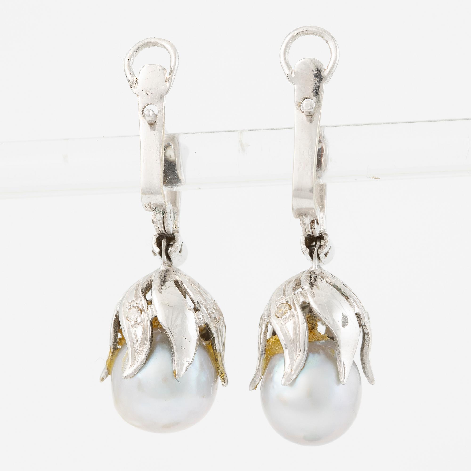 Örhängen, ett par, 18K vitguld med grå pärlor och små åttkantslipade diamanter.