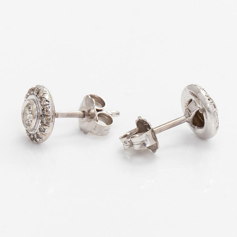Örhängen, briljantslipade diamanter, 18K vitguld.