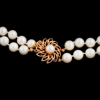 A cultured pearl necklace.