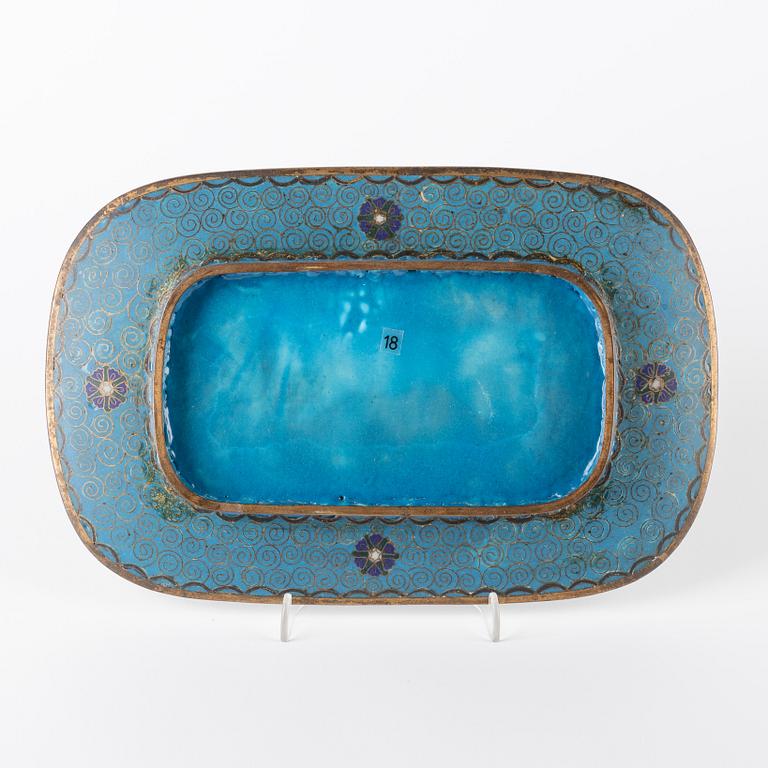 A Japanese cloisonné tray, Meiji period (1868-1912).