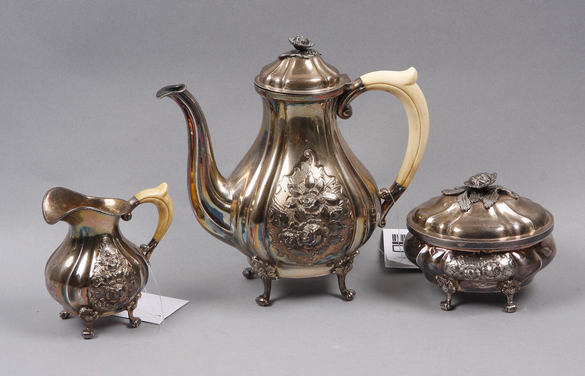 KAFFESERVIS, 3 delar, sterlingsilver, rokokostil. Wiener silversmide. Tot vikt ca 1140 gram.