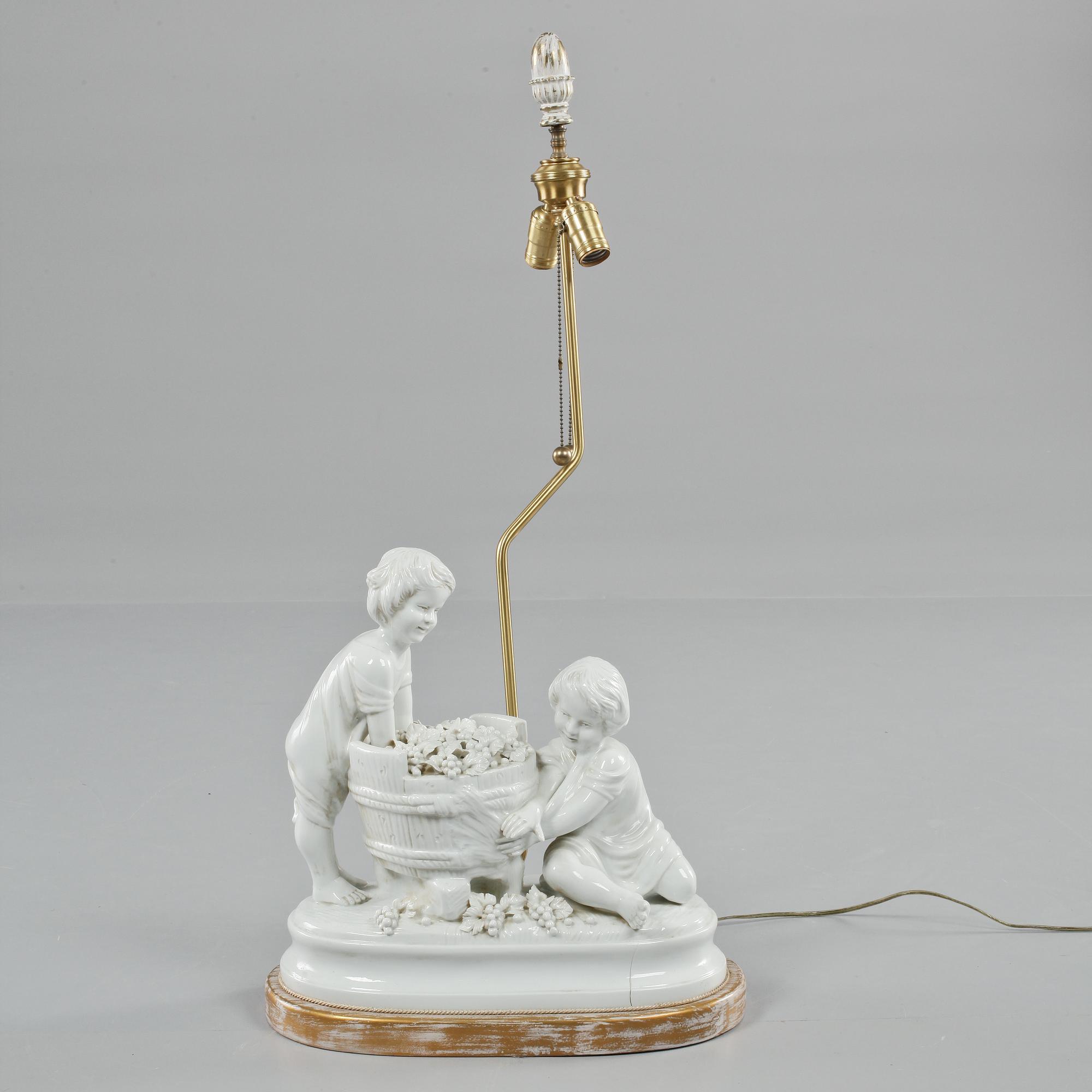 BORDSLAMPA, porslin, 1900-talets andra hälft.