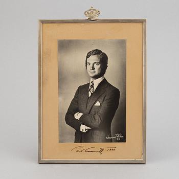 Lennart Nilsson, a signed photo of Swedish king Carl XVI Gustaf, signed by the king.