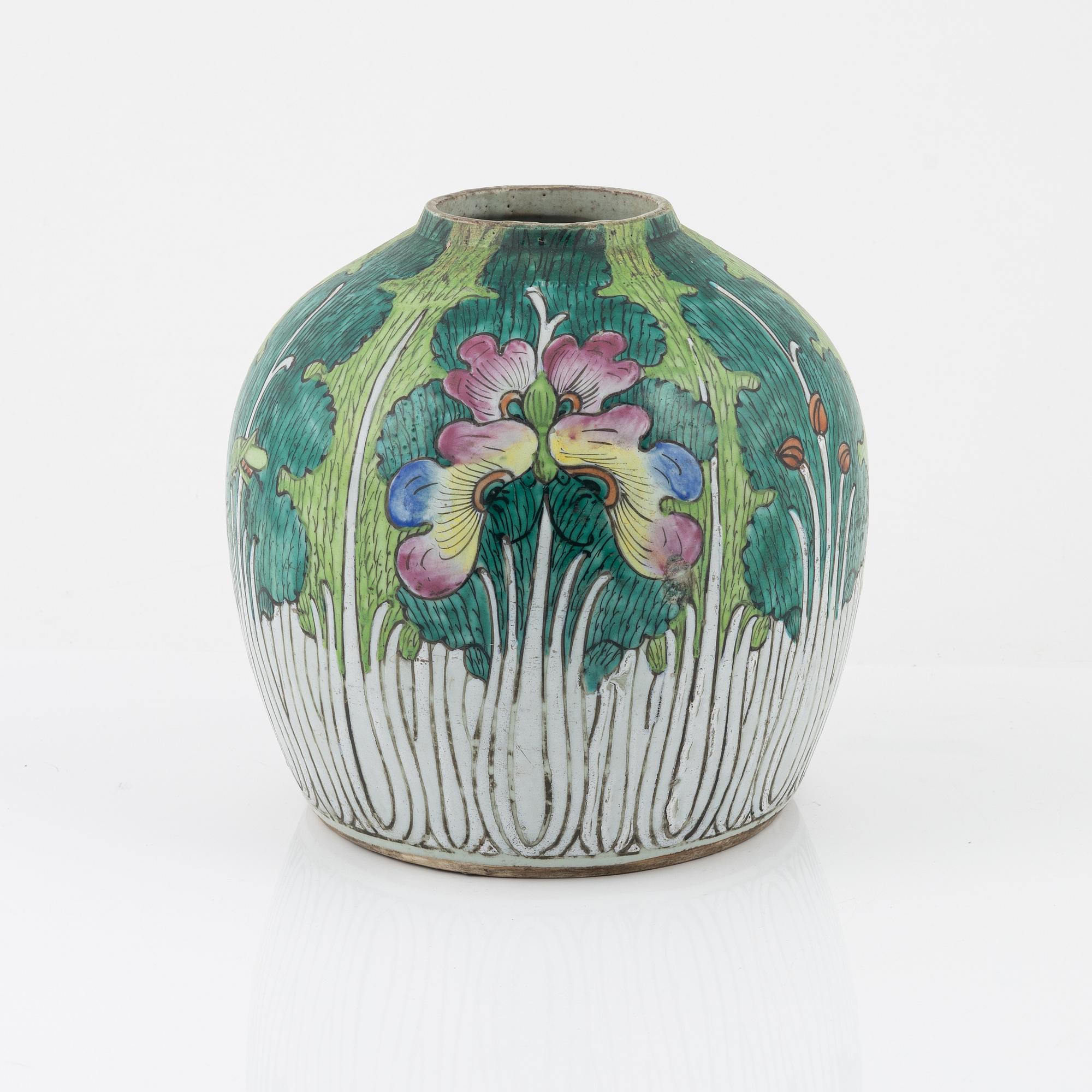 A porcelain jar, late Qing dynasty, around the year 1900.