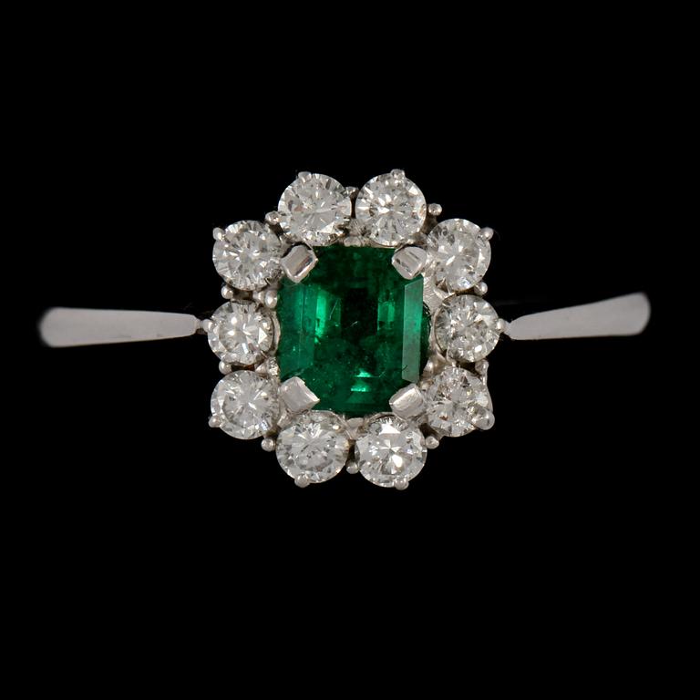 RING, 18k vitguld med smaragdslipad smaragd samt 10 briljantslipade diamanter. Vikt 4 g.