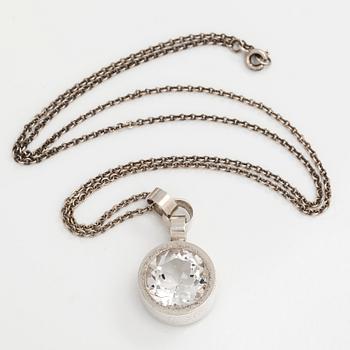 Elis Kauppi, halsband, silver och bergskristall. Kupittaan Kulta , Åbo 1965.