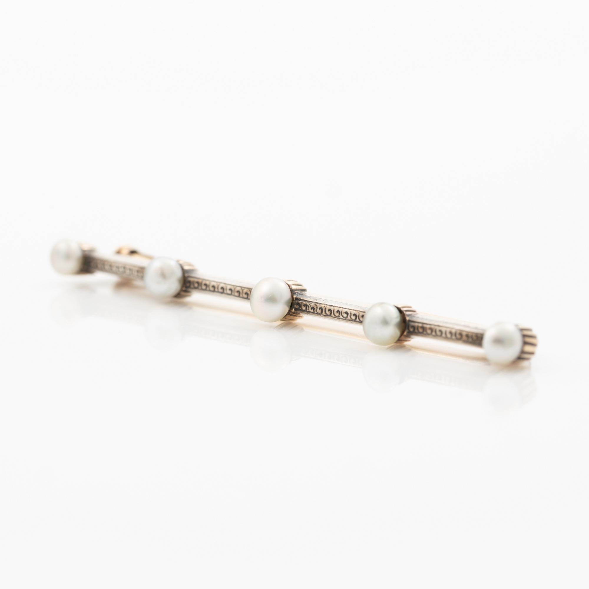 Brooch in 14K gold and silver with bouton pearls.