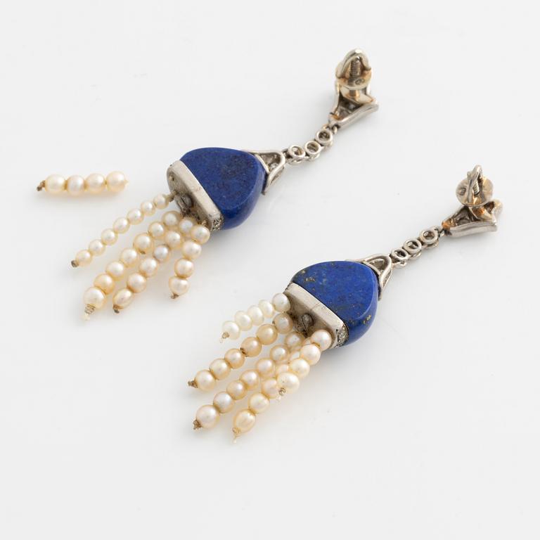 Örhängen, med lapis lazuli med gammalslipade diamanter med pärlor.
