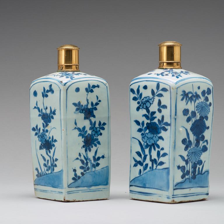 A pair of blue and white bottle flasks, Ming dynasty, Wanli (1572-1620).