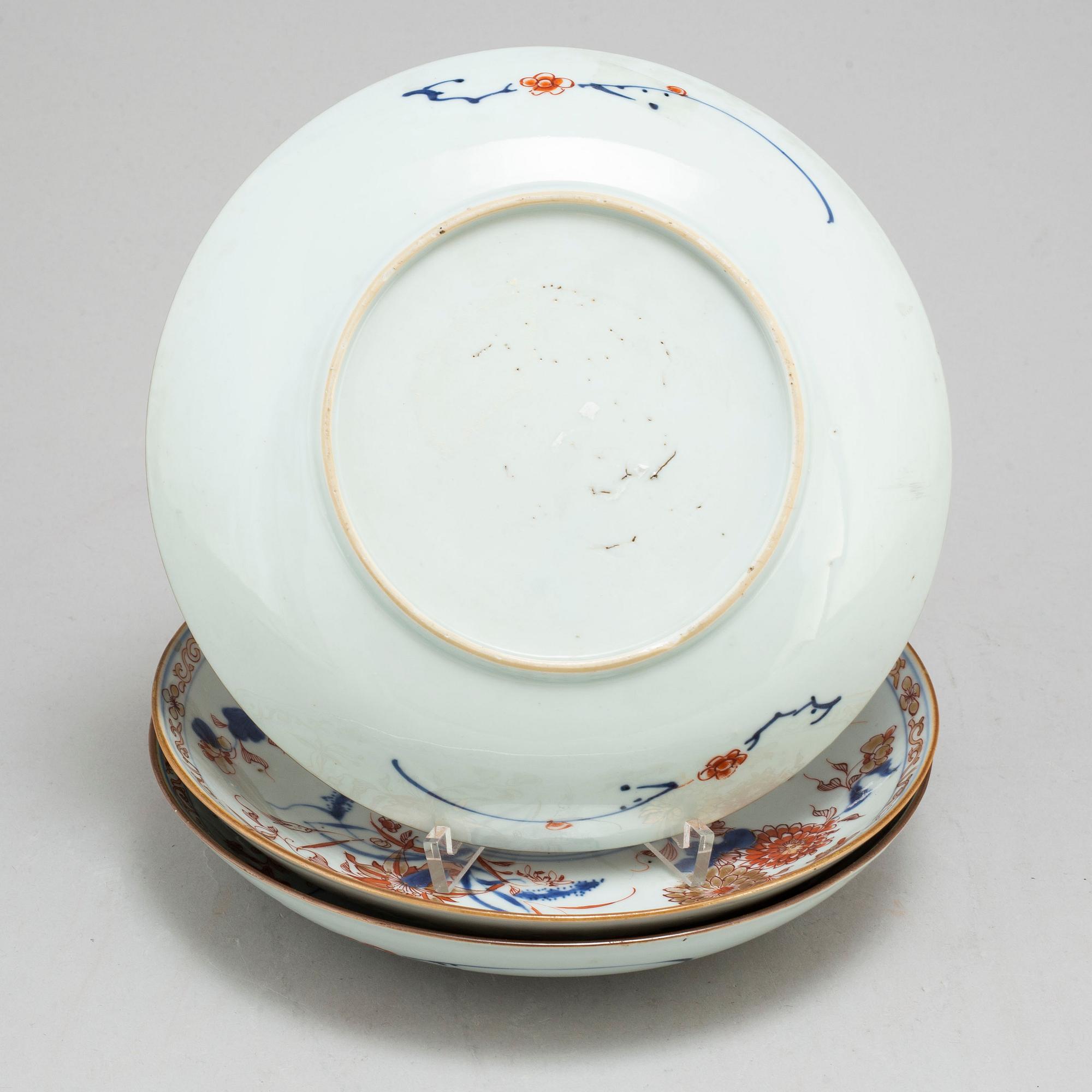 Three imari dishes, Qing dynasty, 18th century.