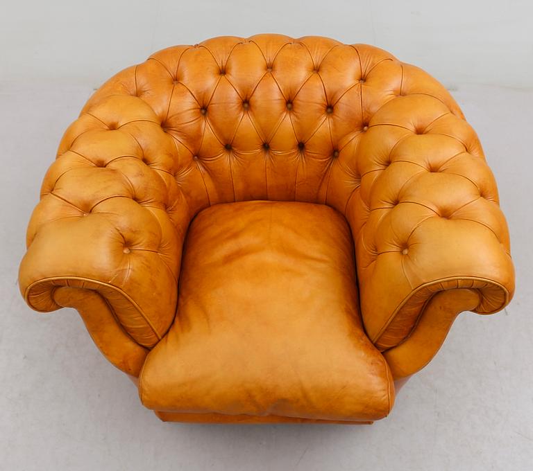 FÅTÖLJ, Chesterfield-modell, 1900-talets andra hälft.
