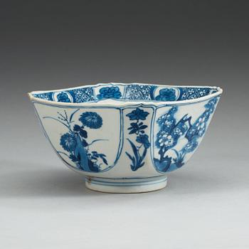 A blue and white bowl, Qing dynasty, Kangxi (1662-1722).