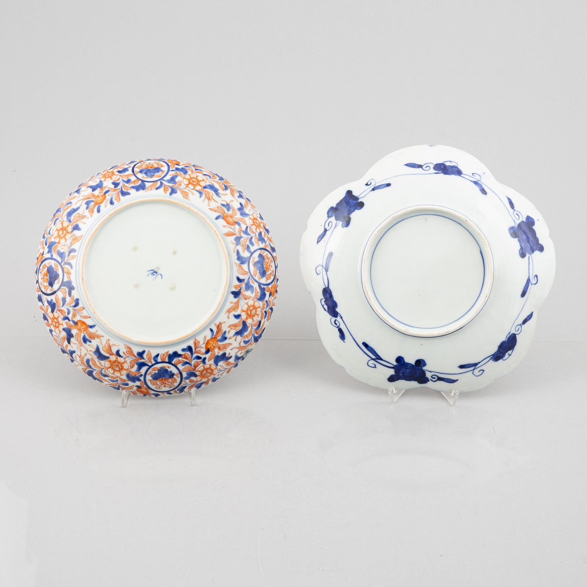 Four Japanese Imari porcelain chargers, Meiji (1862-1912) and early 20th century.
