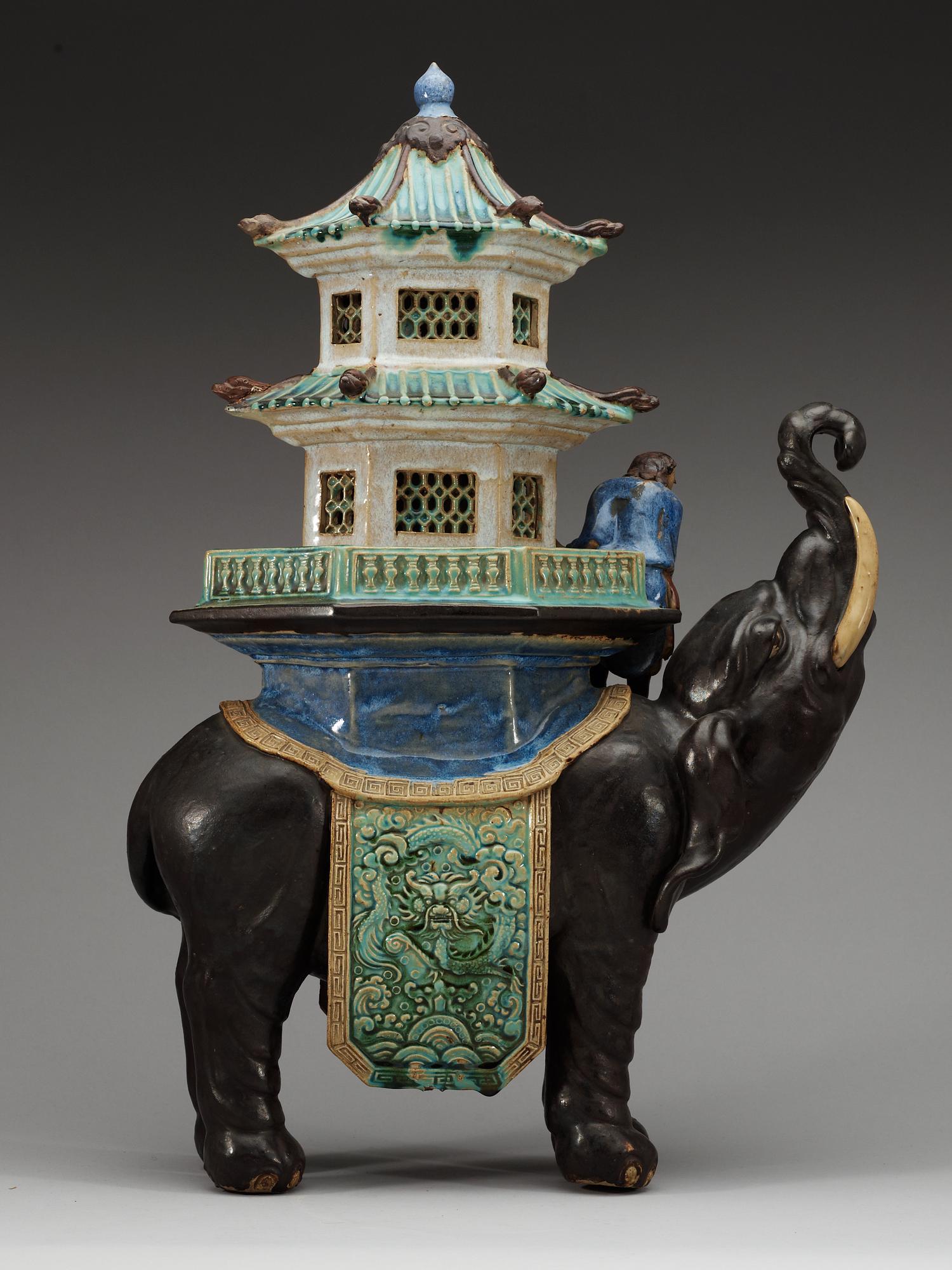 A pair of elephants with pagodas, presumably Qing dynasty.