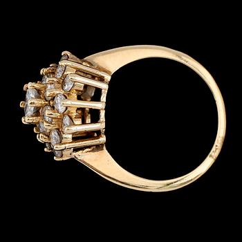 RING, 14K guld, 18 briljantslipade diamanter tot ca 1.50 ct. Total vikt ca 6 g.