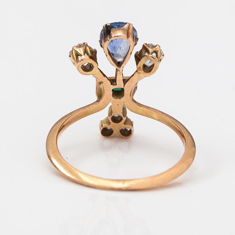 Ring, 14K guld, gammal-, rosenslipade diamanter, smaragder och safir. Ryssland tidigt 1900-tal.