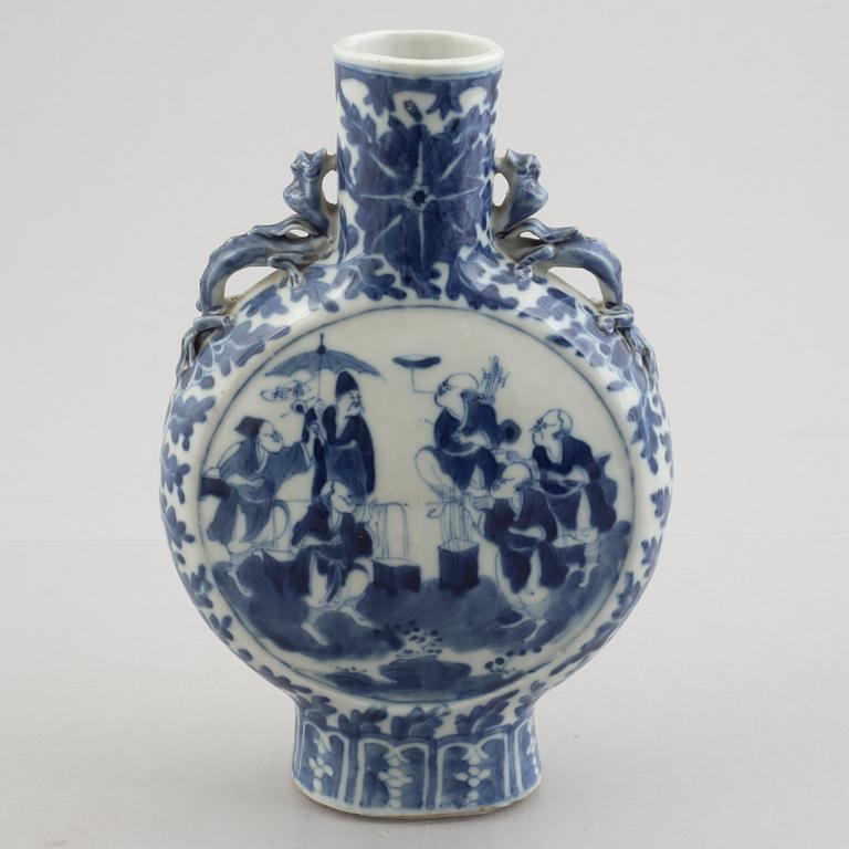 A Chinese blue and white porcelain moonflask, Qing dynasty, 19th century.