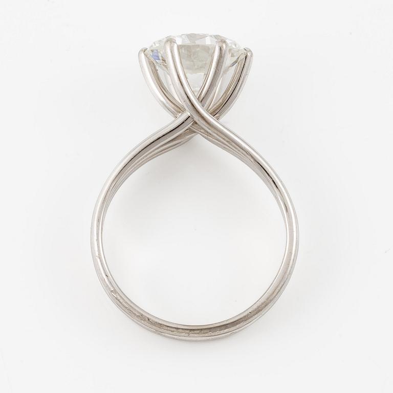 A ring in 18K white gold set with a round brilliant-cut diamond.