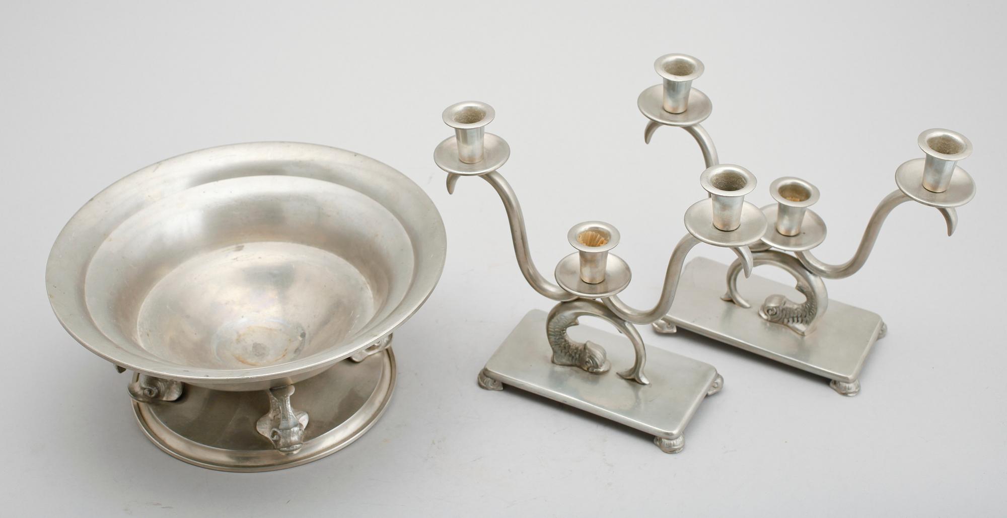 SKÅL SAMT KANDELABRAR, 1 par, tenn, 1930-tal.