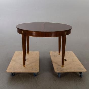 MATBORD, gustaviansk stil, mahognyfanerat, 1900-talets första hälft. 4 iläggsskivor medföljer.