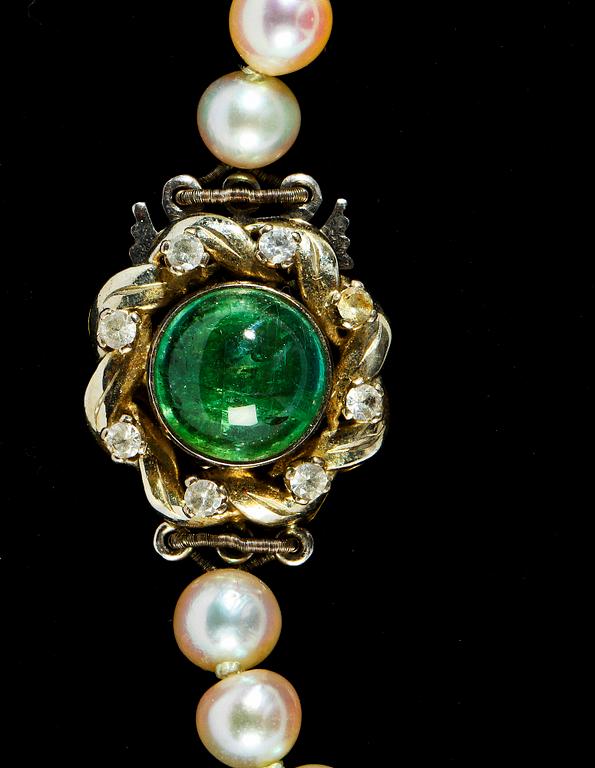 COLLIER, odlade pärlor 3,5 - 6 mm, LÅS i 18k vitguld med grön sten och åtta fasettslipade stenar.