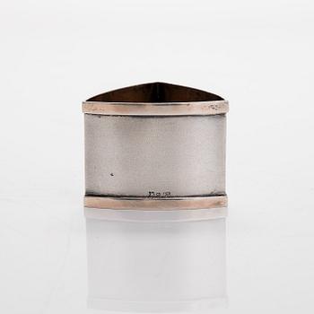 Lasinalusia, 10 kpl, hedelmäveitsiä, 12 kpl, servettirengas ja juustonappipari, hopeaa, 1900-luvun alkupuoli.