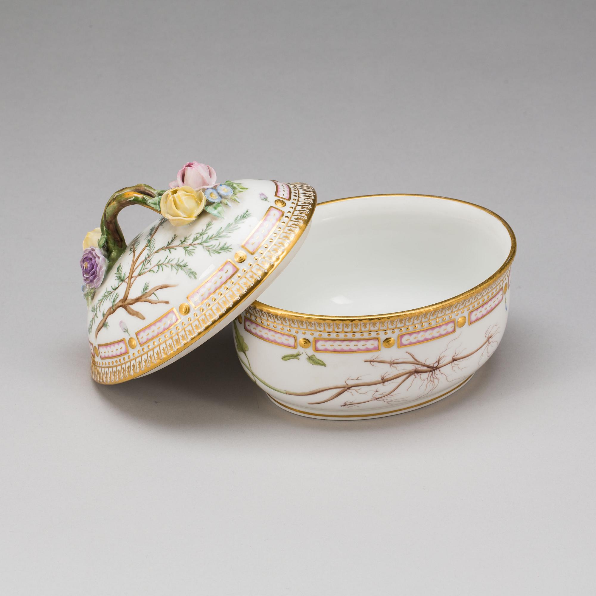 SKÅL MED LOCK, porslin, "Flora danica", Royal Copenhagen, modellnr 3582.