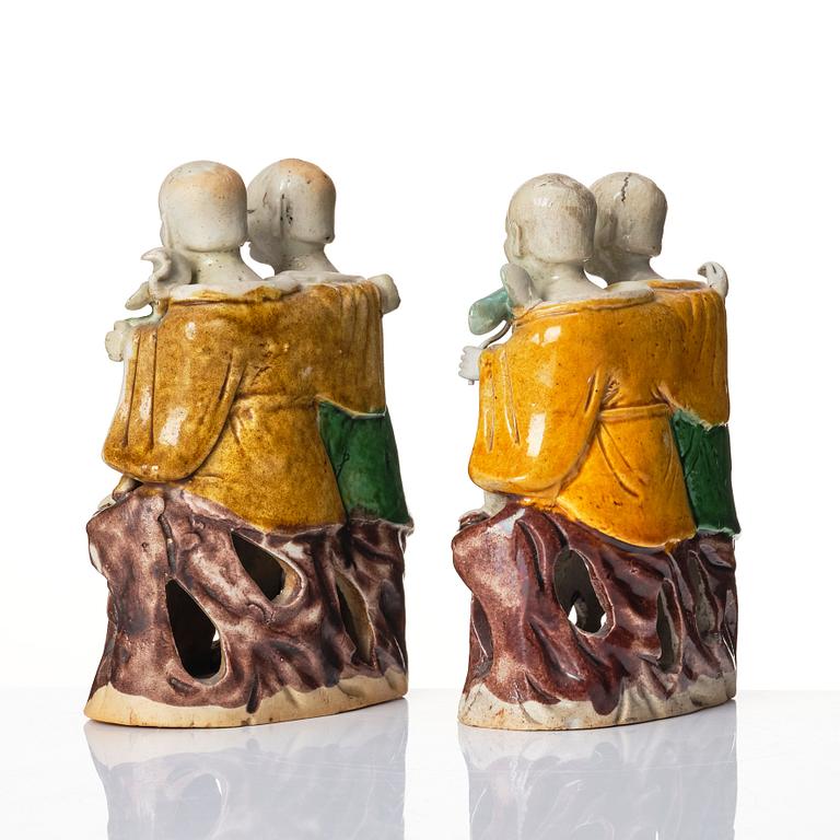 A pair of sancai glazed laughing boys, Qing dynasty, Kangxi (1662-1722).