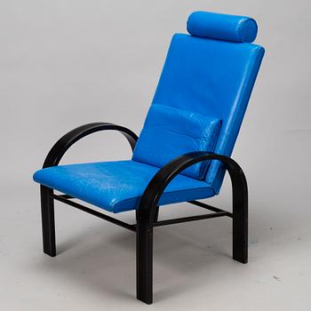 A 1980s lounge chair.