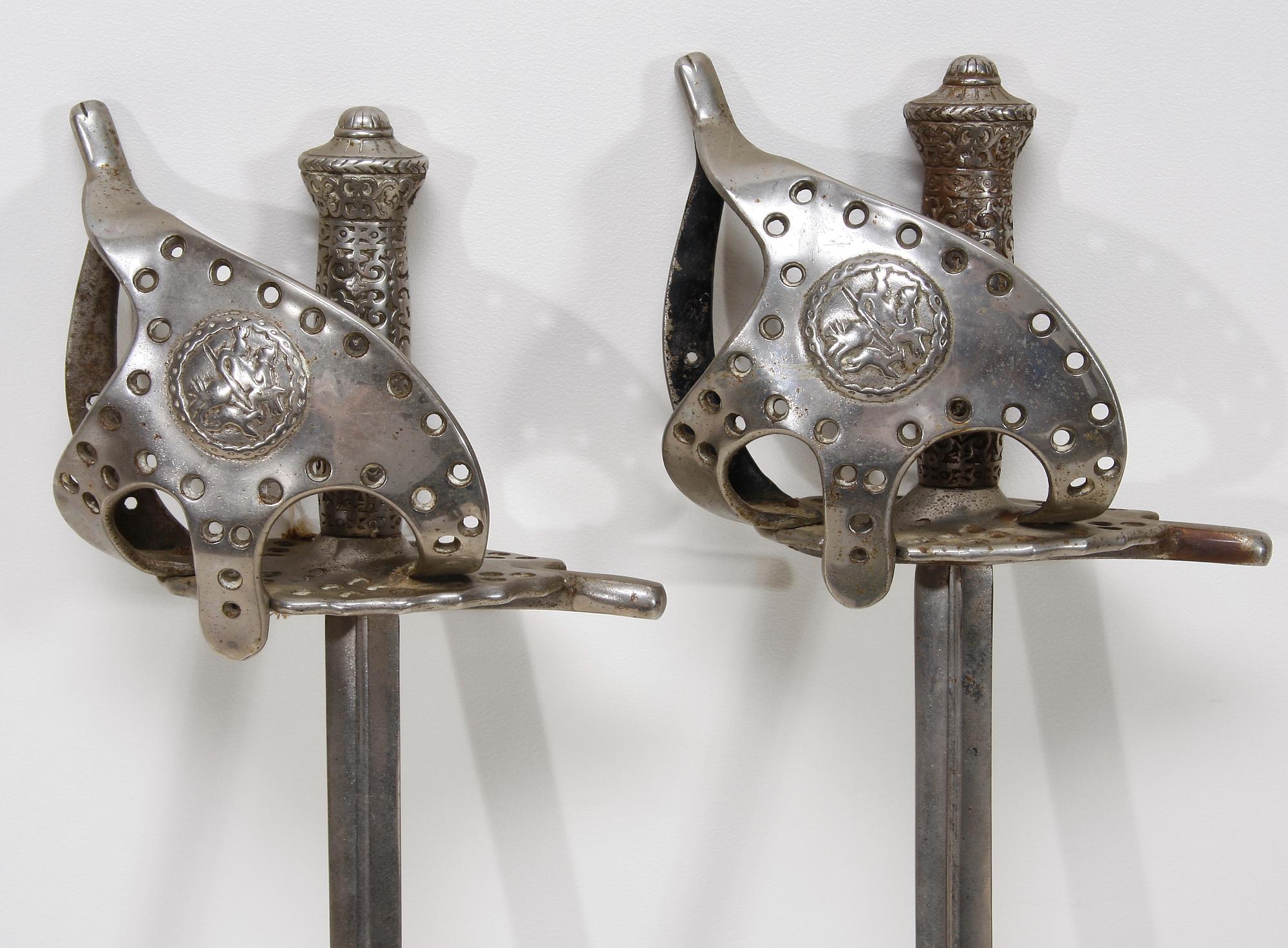 DEKORATIONSSVÄRD, 2 st med SKÖLD, 1800-talets andra hälft.