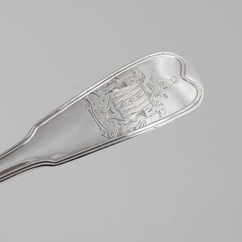 Ragusked, silver, with De Geer’s coat of arms.