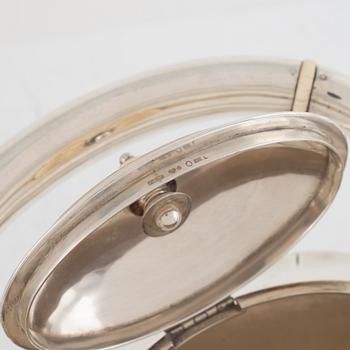 Tekanna, silver, CG Hallberg, Stockholm 1919 och mjölkkanna, silver, Edlunds silvervarufabrik, Stockholm 1937.