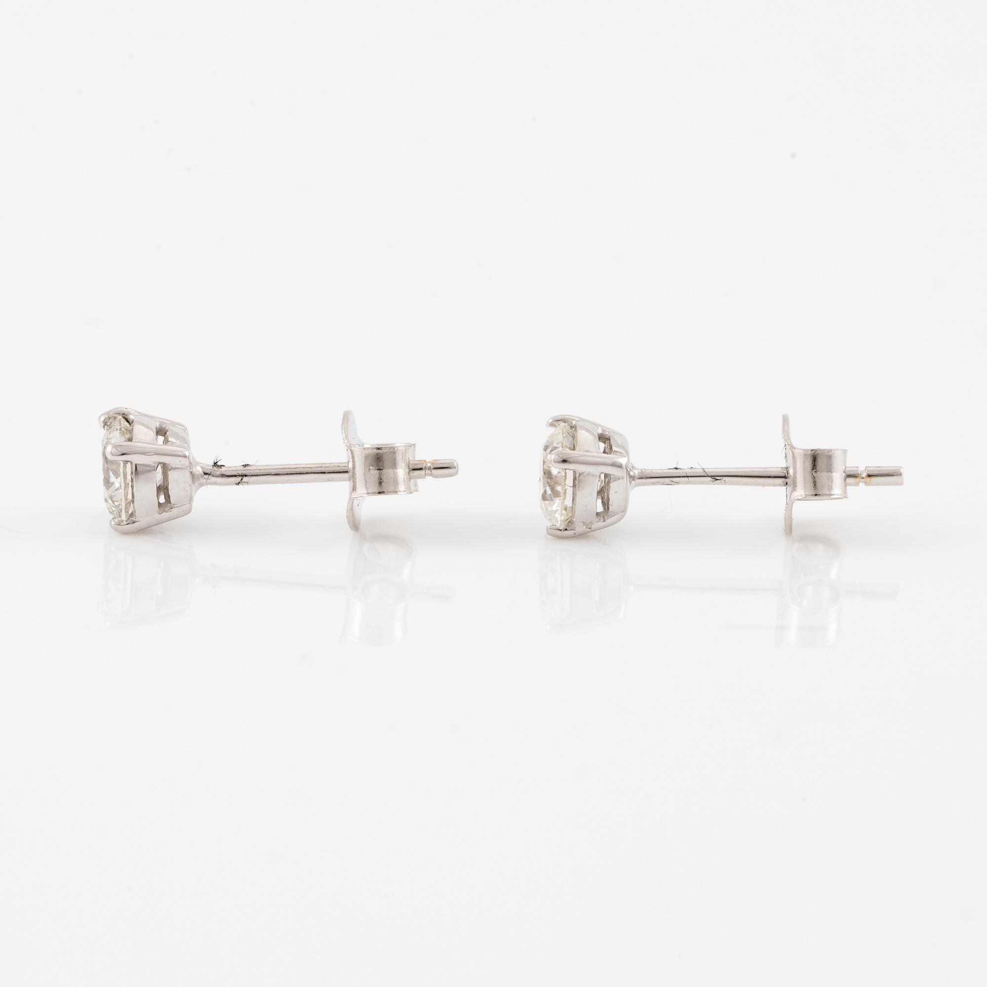 Earrings, 18K white gold with brilliant-cut diamonds totalling 0.72 ct, accompanied by GIA dossier.