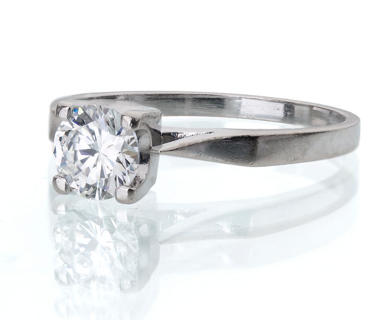 RING, 18K vitguld med briljantslipad diamant, enligt certifikar 1.01 ct. Otydliga stämplar.