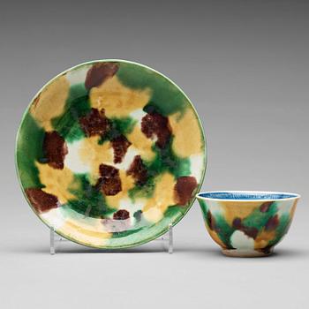 An egg and spinach cup with stand, Qing dynasty, Kangxi (1662-1722).